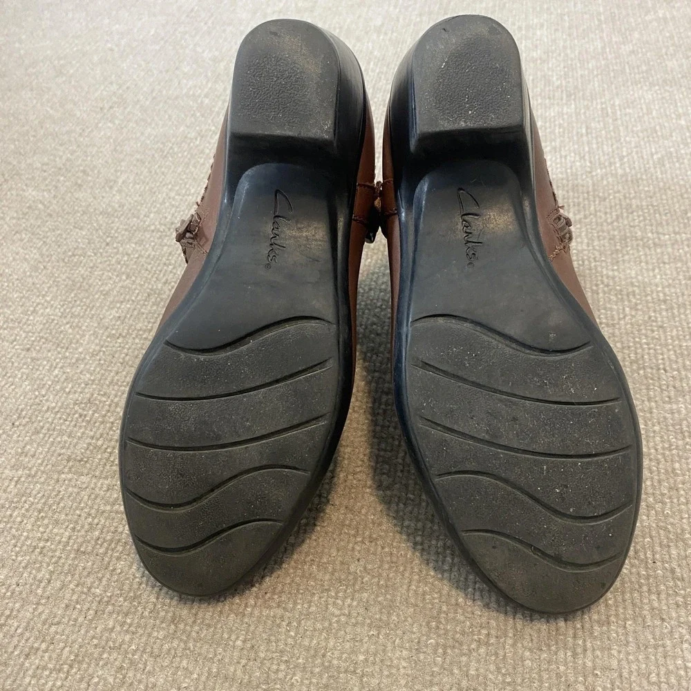 Clarks Booties Womens Size‎ 7 Brown Leather Ankle Zip Buckle Low Heel Bendables